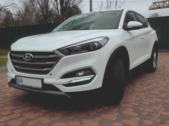 Белый Хендай Туксон, объемом двигателя 2 л и пробегом 76 тыс. км за 19300 $, фото 1 на Automoto.ua