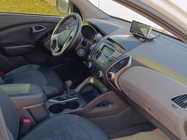 Білий Хендай Туксон, об'ємом двигуна 2 л та пробігом 120 тис. км за 11500 $, фото 1 на Automoto.ua