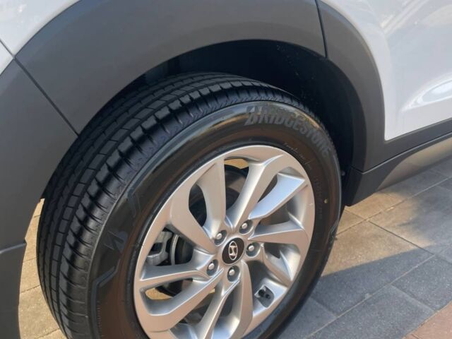 Белый Хендай Туксон, объемом двигателя 1.59 л и пробегом 0 тыс. км за 16000 $, фото 1 на Automoto.ua