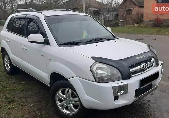 Белый Хендай Туксон, объемом двигателя 1.99 л и пробегом 191 тыс. км за 9300 $, фото 1 на Automoto.ua