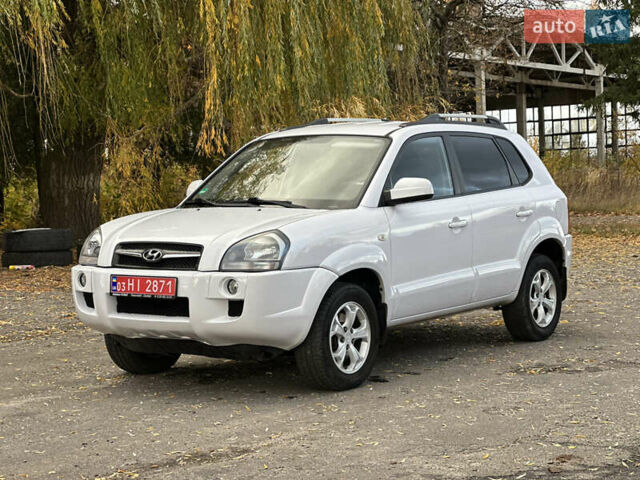 Белый Хендай Туксон, объемом двигателя 2 л и пробегом 221 тыс. км за 7700 $, фото 1 на Automoto.ua