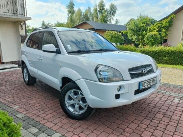 Белый Хендай Туксон, объемом двигателя 2 л и пробегом 192 тыс. км за 2227 $, фото 1 на Automoto.ua