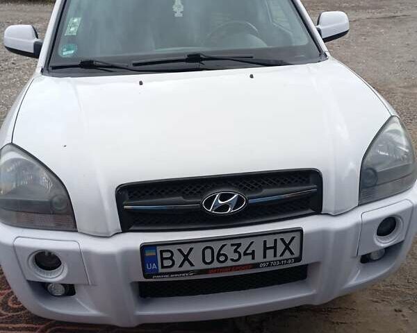 Белый Хендай Туксон, объемом двигателя 1.98 л и пробегом 200 тыс. км за 8500 $, фото 1 на Automoto.ua