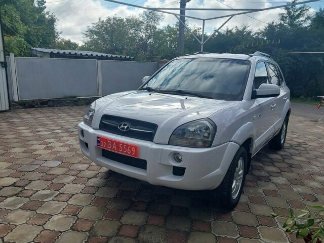Белый Хендай Туксон, объемом двигателя 2 л и пробегом 120 тыс. км за 9600 $, фото 1 на Automoto.ua