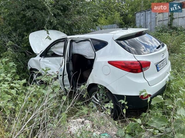 Білий Хендай Туксон, об'ємом двигуна 2.36 л та пробігом 111 тис. км за 5000 $, фото 1 на Automoto.ua