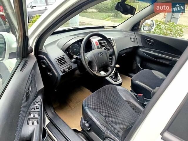 Хендай Туксон 2012 у Києві на Automoto.ua Білий Хендай Туксон, об'ємом двигуна 1.98 л та пробігом 200 тис. км за 9000 $, фото 1 на Automoto.ua