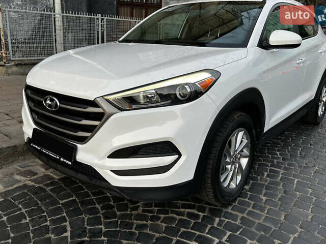 Белый Хендай Туксон, объемом двигателя 2 л и пробегом 99 тыс. км за 12600 $, фото 1 на Automoto.ua