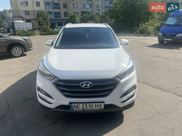 Белый Хендай Туксон, объемом двигателя 2 л и пробегом 230 тыс. км за 16800 $, фото 1 на Automoto.ua