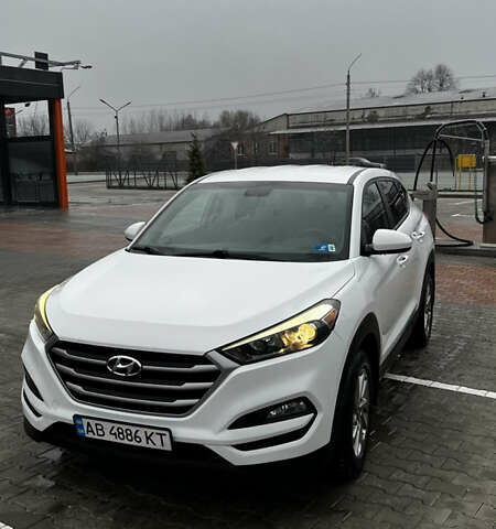 Белый Хендай Туксон, объемом двигателя 2 л и пробегом 180 тыс. км за 16300 $, фото 1 на Automoto.ua