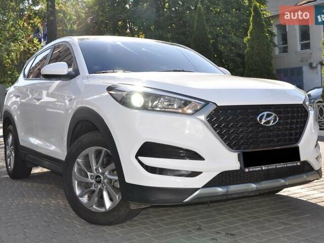 Белый Хендай Туксон, объемом двигателя 1.7 л и пробегом 200 тыс. км за 16000 $, фото 1 на Automoto.ua