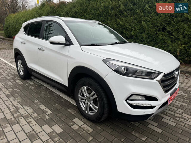 Белый Хендай Туксон, объемом двигателя 1.69 л и пробегом 178 тыс. км за 12800 $, фото 1 на Automoto.ua