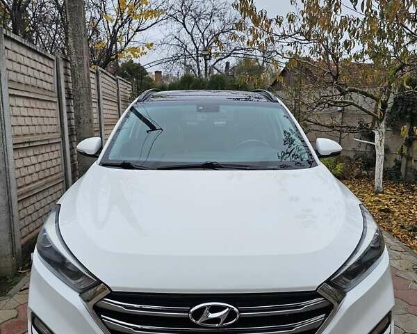 Белый Хендай Туксон, объемом двигателя 2 л и пробегом 187 тыс. км за 24000 $, фото 1 на Automoto.ua