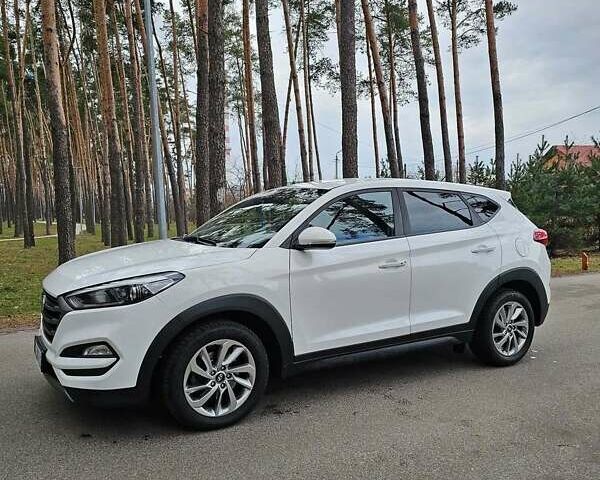 Белый Хендай Туксон, объемом двигателя 2 л и пробегом 194 тыс. км за 19300 $, фото 1 на Automoto.ua