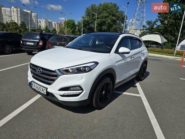 Белый Хендай Туксон, объемом двигателя 2 л и пробегом 72 тыс. км за 21500 $, фото 1 на Automoto.ua