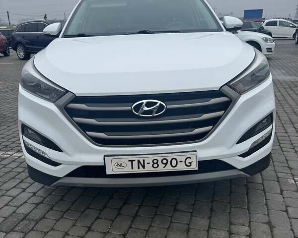 Белый Хендай Туксон, объемом двигателя 1.7 л и пробегом 149 тыс. км за 18200 $, фото 1 на Automoto.ua