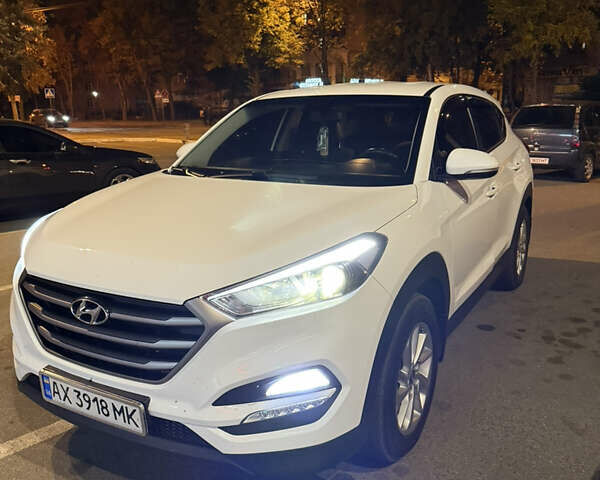 Белый Хендай Туксон, объемом двигателя 2 л и пробегом 145 тыс. км за 17000 $, фото 1 на Automoto.ua