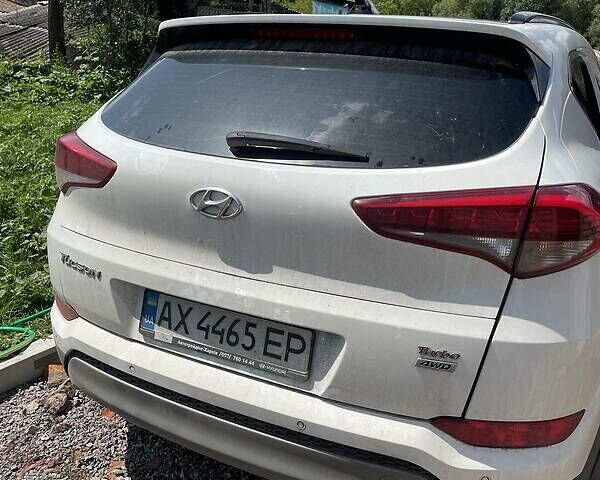 Белый Хендай Туксон, объемом двигателя 1.6 л и пробегом 73 тыс. км за 6000 $, фото 1 на Automoto.ua