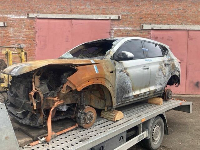 Белый Хендай Туксон, объемом двигателя 2 л и пробегом 150 тыс. км за 2500 $, фото 1 на Automoto.ua