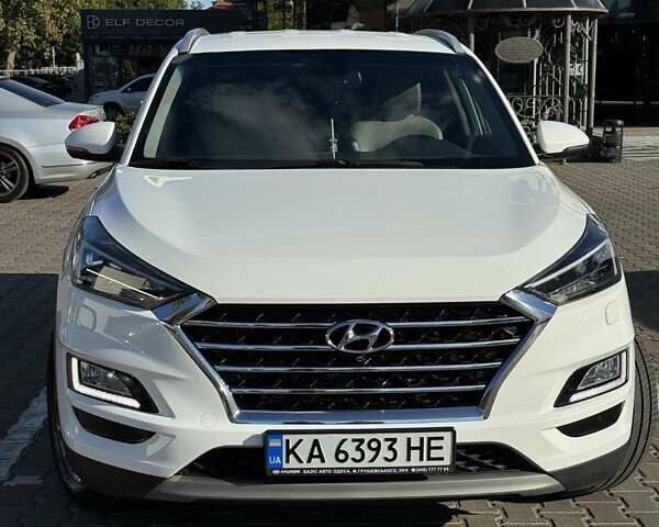 Белый Хендай Туксон, объемом двигателя 2 л и пробегом 97 тыс. км за 24800 $, фото 1 на Automoto.ua