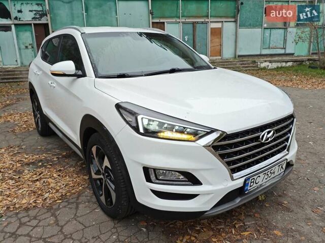 Белый Хендай Туксон, объемом двигателя 2.36 л и пробегом 75 тыс. км за 16700 $, фото 1 на Automoto.ua