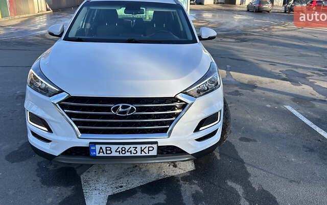 Белый Хендай Туксон, объемом двигателя 2 л и пробегом 270 тыс. км за 19800 $, фото 1 на Automoto.ua