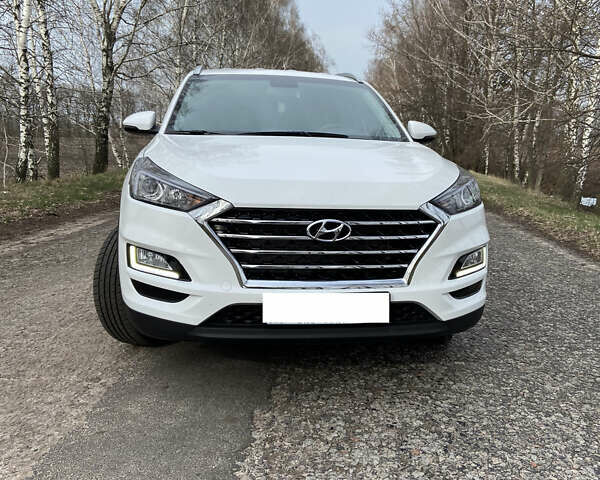 Белый Хендай Туксон, объемом двигателя 2 л и пробегом 12 тыс. км за 22700 $, фото 1 на Automoto.ua