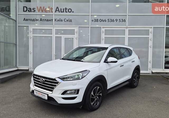 Белый Хендай Туксон, объемом двигателя 2 л и пробегом 42 тыс. км за 23900 $, фото 1 на Automoto.ua