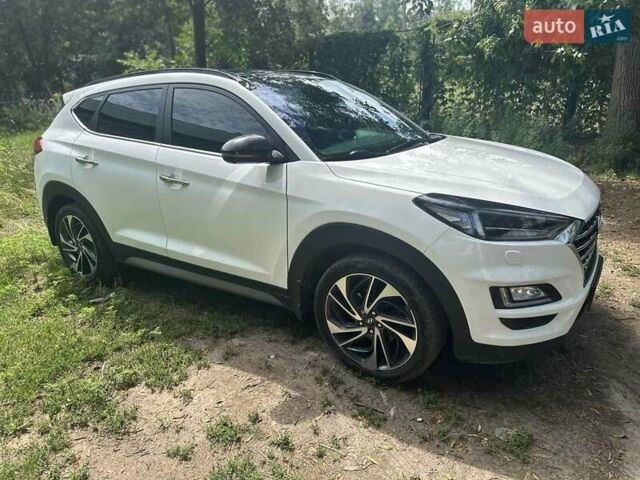 Белый Хендай Туксон, объемом двигателя 2 л и пробегом 99 тыс. км за 23450 $, фото 1 на Automoto.ua