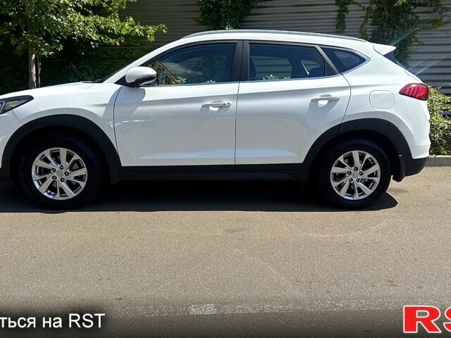 Белый Хендай Туксон, объемом двигателя 2 л и пробегом 50 тыс. км за 21900 $, фото 1 на Automoto.ua
