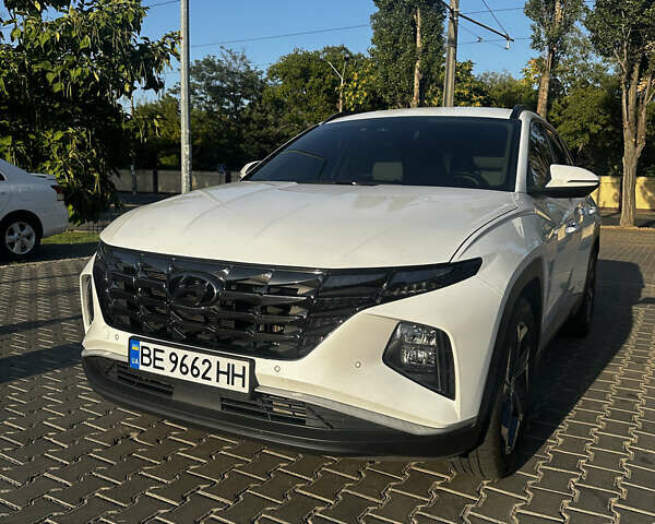 Белый Хендай Туксон, объемом двигателя 2 л и пробегом 163 тыс. км за 27500 $, фото 1 на Automoto.ua