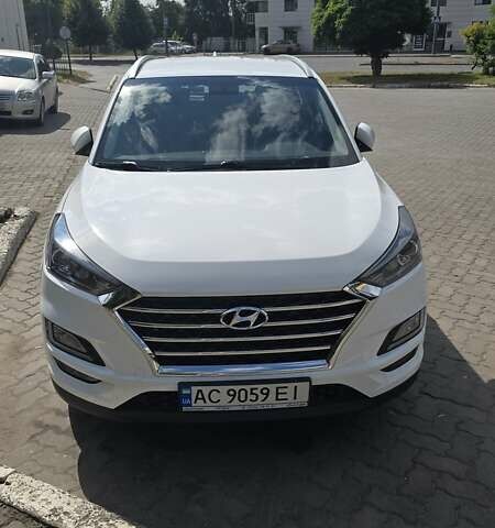 Белый Хендай Туксон, объемом двигателя 2 л и пробегом 52 тыс. км за 23999 $, фото 1 на Automoto.ua