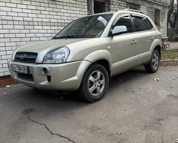 Бежевый Хендай Туксон, объемом двигателя 2 л и пробегом 325 тыс. км за 7400 $, фото 1 на Automoto.ua