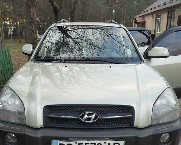 Бежевый Хендай Туксон, объемом двигателя 1.98 л и пробегом 161 тыс. км за 7000 $, фото 1 на Automoto.ua