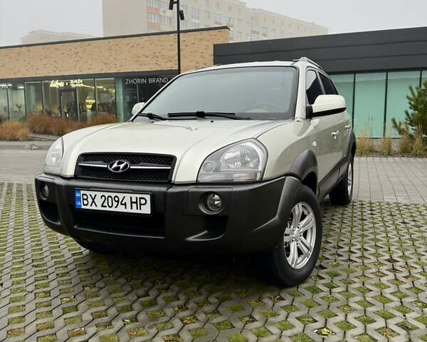 Бежевый Хендай Туксон, объемом двигателя 1.98 л и пробегом 248 тыс. км за 7500 $, фото 1 на Automoto.ua