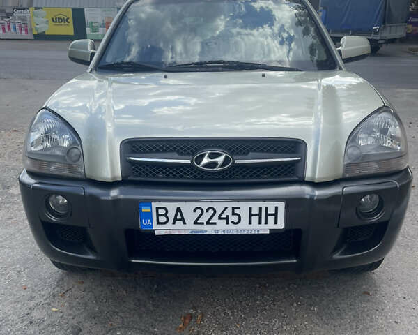 Бежевый Хендай Туксон, объемом двигателя 1.98 л и пробегом 415 тыс. км за 7800 $, фото 1 на Automoto.ua