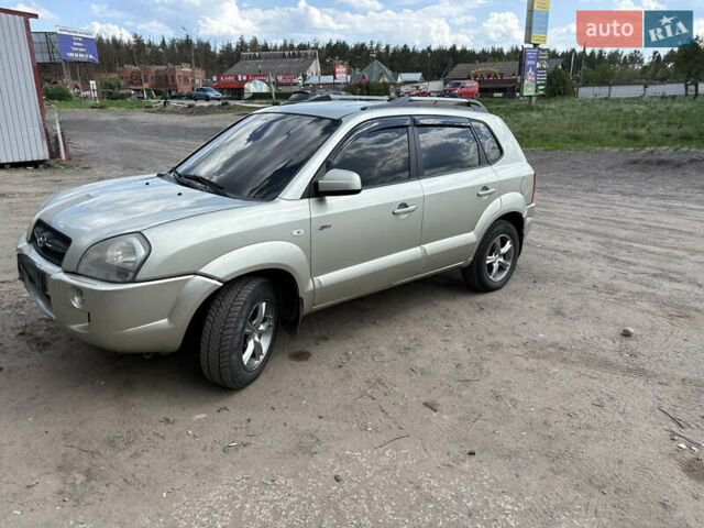 Бежевый Хендай Туксон, объемом двигателя 2 л и пробегом 190 тыс. км за 5000 $, фото 1 на Automoto.ua