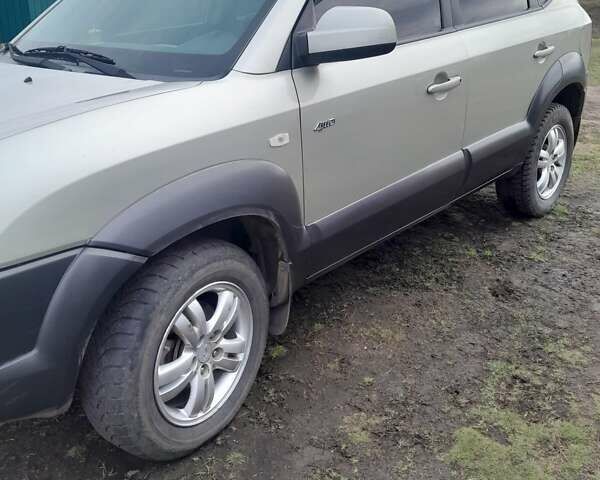 Бежевий Хендай Туксон, об'ємом двигуна 1.98 л та пробігом 250 тис. км за 8000 $, фото 1 на Automoto.ua