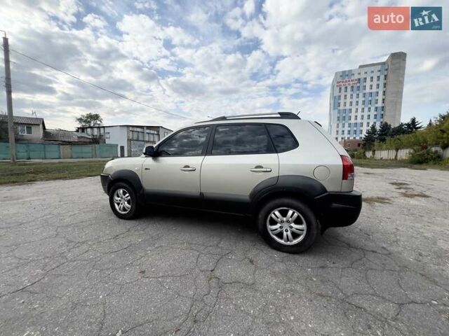 Бежевый Хендай Туксон, объемом двигателя 1.98 л и пробегом 158 тыс. км за 8500 $, фото 1 на Automoto.ua