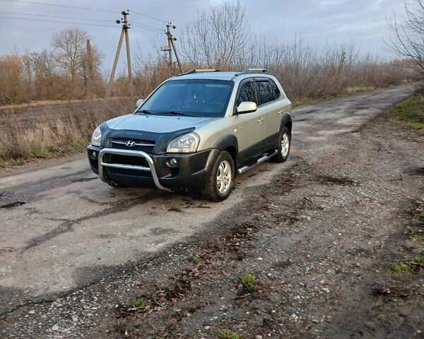 Бежевий Хендай Туксон, об'ємом двигуна 2 л та пробігом 310 тис. км за 8000 $, фото 1 на Automoto.ua