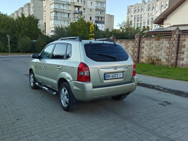 Хендай Туксон 2007 у Рівному на Automoto.ua Бежевий Хендай Туксон, об'ємом двигуна 2 л та пробігом 180 тис. км за 7999 $, фото 1 на Automoto.ua