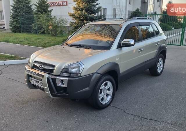 Бежевый Хендай Туксон, объемом двигателя 2 л и пробегом 46 тыс. км за 11200 $, фото 1 на Automoto.ua