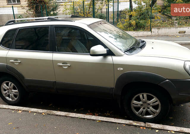Бежевый Хендай Туксон, объемом двигателя 1.98 л и пробегом 215 тыс. км за 8200 $, фото 1 на Automoto.ua
