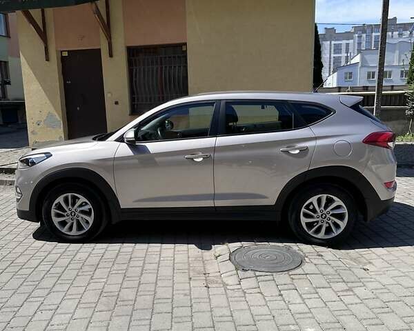 Бежевый Хендай Туксон, объемом двигателя 2 л и пробегом 95 тыс. км за 18000 $, фото 1 на Automoto.ua