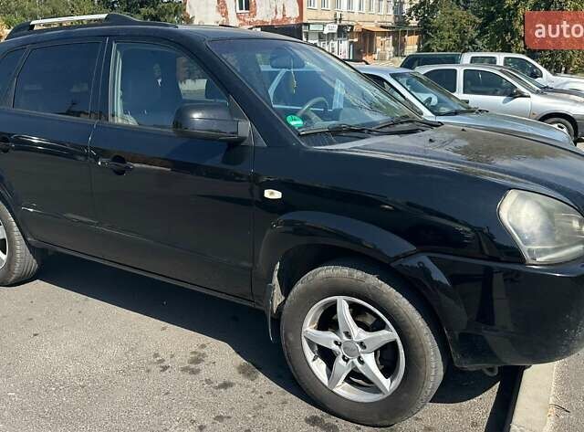 Черный Хендай Туксон, объемом двигателя 1.98 л и пробегом 225 тыс. км за 7000 $, фото 1 на Automoto.ua