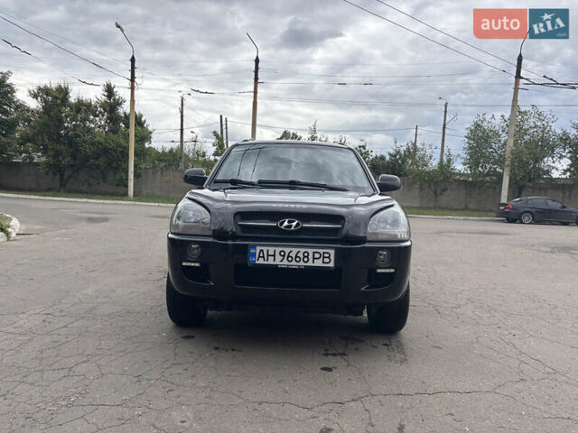 Черный Хендай Туксон, объемом двигателя 1.98 л и пробегом 215 тыс. км за 8600 $, фото 1 на Automoto.ua