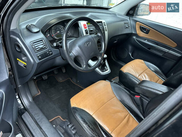 Черный Хендай Туксон, объемом двигателя 2 л и пробегом 209 тыс. км за 7800 $, фото 1 на Automoto.ua