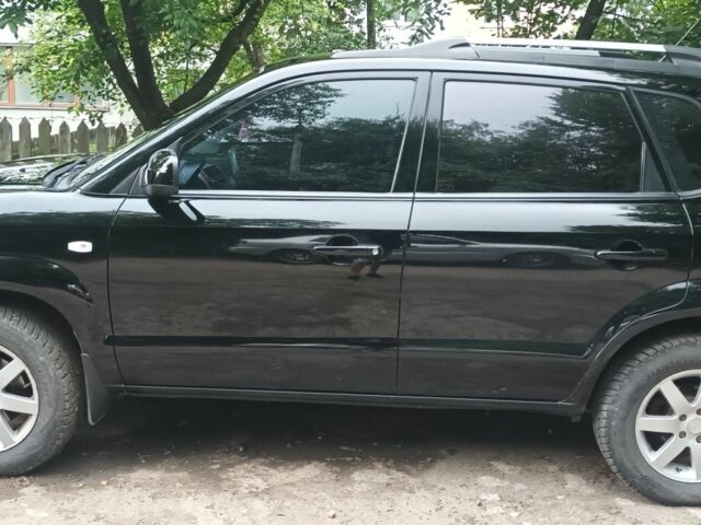 Черный Хендай Туксон, объемом двигателя 2 л и пробегом 250 тыс. км за 270000 $, фото 1 на Automoto.ua