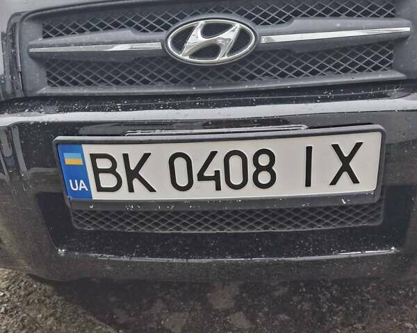 Черный Хендай Туксон, объемом двигателя 2 л и пробегом 290 тыс. км за 6800 $, фото 1 на Automoto.ua