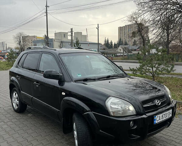 Черный Хендай Туксон, объемом двигателя 2 л и пробегом 242 тыс. км за 6999 $, фото 1 на Automoto.ua