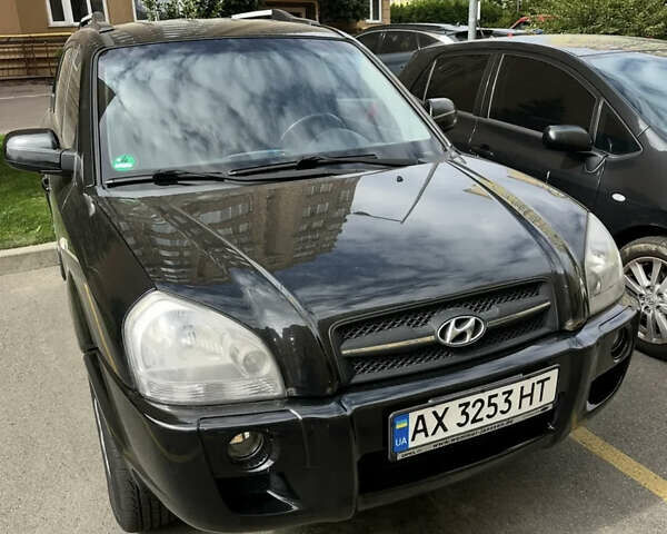 Черный Хендай Туксон, объемом двигателя 1.98 л и пробегом 273 тыс. км за 6100 $, фото 1 на Automoto.ua